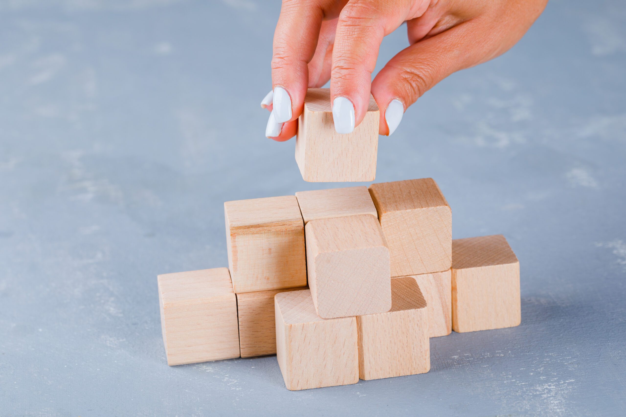 mettre-et-empiler-des-cubes-en-bois-a-la-main-creer-choregraphie-pas-par-pas-bloc