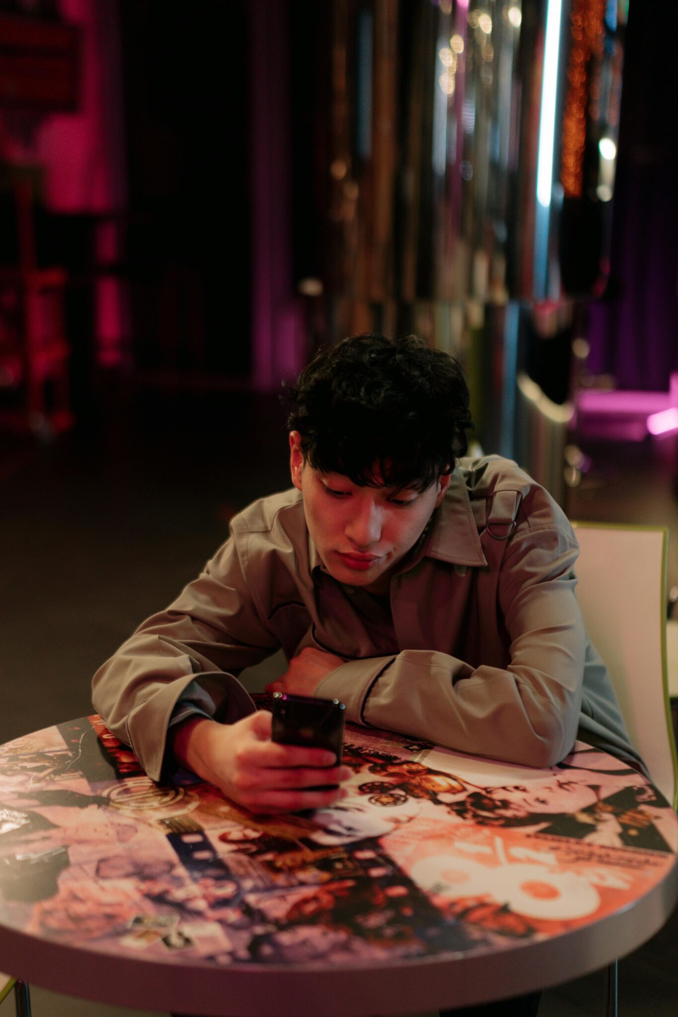 Homme-assis-telephone-soiree-dansante-rock